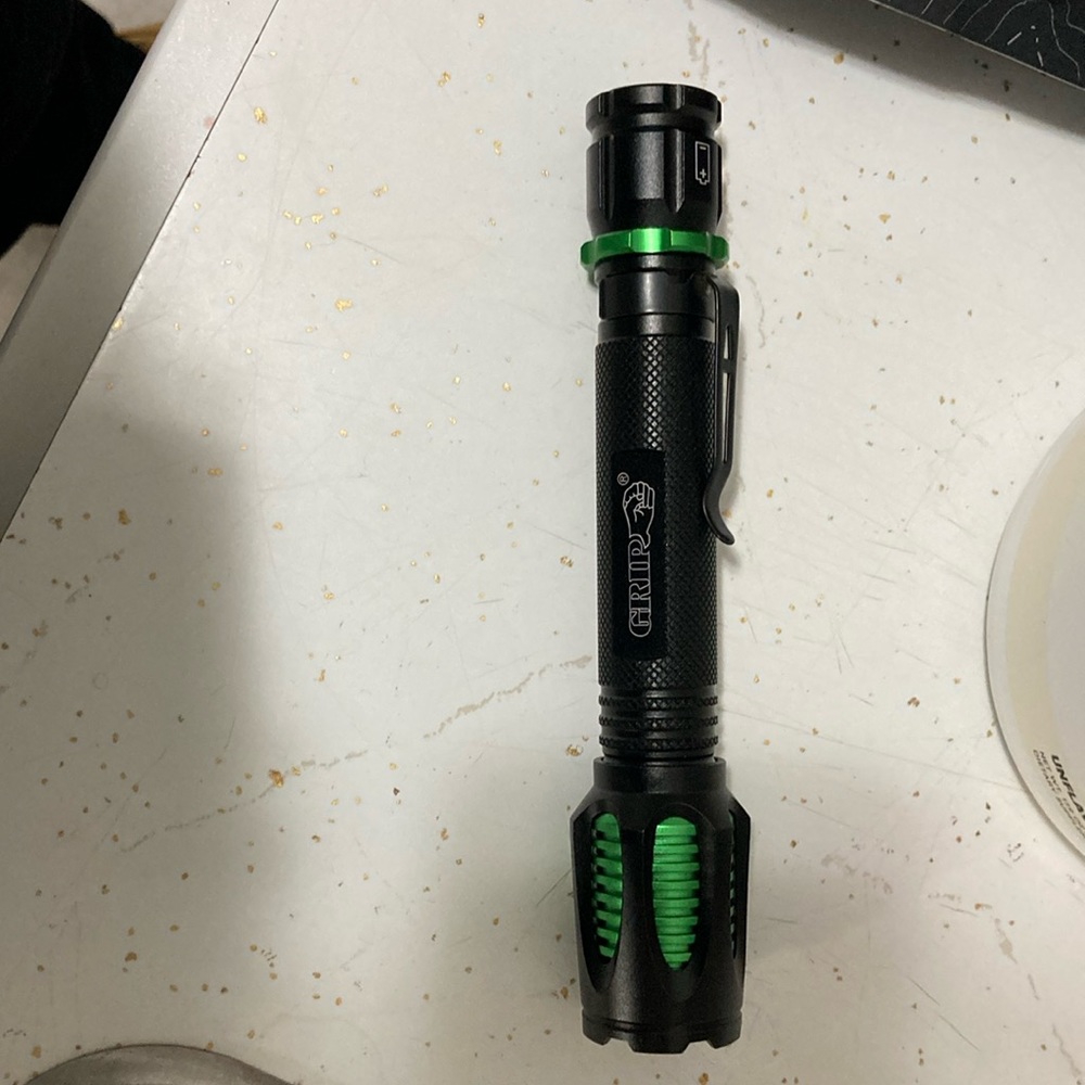 Grip flashlight